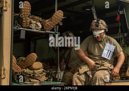 USA Militärsoldaten, die dem 225.. Brigaden-Stützbataillon, dem 2.. Infanterie-Brigaden-Kampfteam, der 25.. Infanterie-Division, zugeteilt sind, leisten am 2. November 2022 medizinische Unterstützung in den Schofield Barracks, Hawaii. Die MEDEVAC-Operationen sind ein Aspekt der realistischen Ausbildung, die das Joint Pacific Multinational Readiness Center (JPMRC), das Rotationsverfahren 23-01 für indopazifische Landstreitkräfte bietet. JPMRC stärkt die Verteidigungsbeziehungen, fördert die multinationale Interoperabilität, erhöht die Bereitschaft und stärkt das vereinheitlichte regionale Landstromnetz der Joint Force. Stockfoto