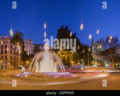 Weihnachtslichter am Brunnen an der Plaza de la Reina in es Born, der berühmten Promenade in Palma. Palma, Mallorca, Balearen, Spanien. Stockfoto