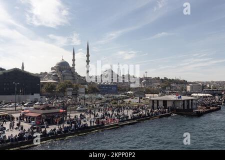 Blick auf viele Menschen in der Gegend von Eminonu in Istanbul. Historische Moscheen namens Yeni und Yavuz Sultan Selim sind zu sehen. Es ist ein sonniger Sommertag. Stockfoto