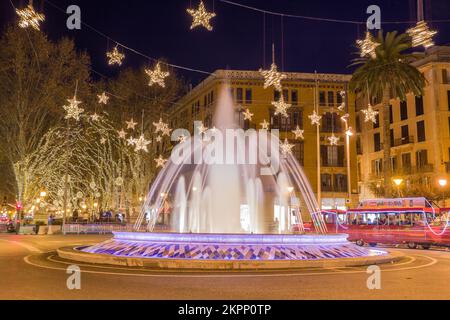 Weihnachtslichter am Brunnen an der Plaza de la Reina in es Born, der berühmten Promenade in Palma. Palma, Mallorca, Balearen, Spanien. Stockfoto