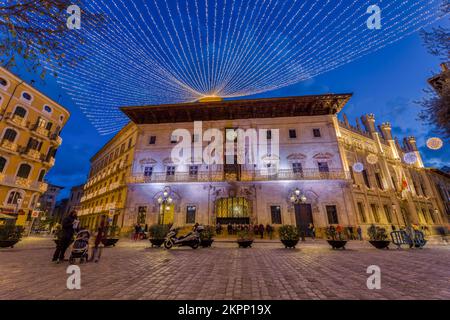 Das Rathaus von Palma am Plaza de Cort, beleuchtet zu Weihnachten. Palma, Mallorca, Balearen.Spanien. Stockfoto