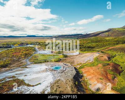 Luftfoto von Strokkur Geysir und heißen Quellen in Island Stockfoto