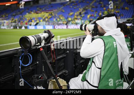 Doha, Katar. 28.. November 2022. Foto Fabio Ferrari/LaPresse - 28 Novembre 2022 Doha, Katar - Sport - Calcio - Katar 2022 - Coppa del Mondo FIFA - Brasilien vs. Svizzera - Gruppo G - Fase A Gironi - Stadium 974. Nella foto: fotografo al lavoro 28. November 2022 Doha, Katar - Sport - Fußball - Katar 2022- FIFA-Weltmeisterschaft - Brasilien gegen die Schweiz - Gruppe G - Gruppenphase - Stadium 974. Auf dem Bild: Fotograf/PRESSINPHOTO Kredit: PRESSINPHOTO SPORTAGENTUR/Alamy Live News Stockfoto