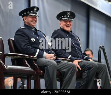 Gen. Chance Saltzman, Left, und Gen. John W. "Jay" Raymond lachen über einen Witz des Vorsitzenden des Generalstabs Gen. Mark A. Milley während der Übernahme der Verantwortung für den Leiter der Weltraumoperationen der Joint Base Andrews, Md., am 2. November 2022. Saltzman hat Raymond als zweiten CSO abgelöst, den leitenden uniformierten Offizier, der die Space Force leitet. Stockfoto