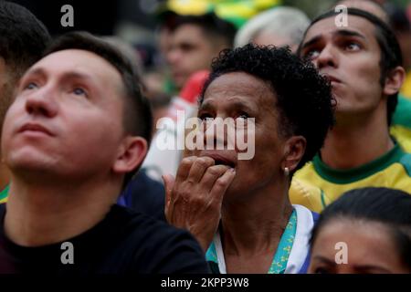 Sao Paulo, Brasilien. 28.. November 2022. SP – Sao Paulo – 11./28/2022. – WELTMEISTERSCHAFT 2022, TORCIDA, SAO PAULO – Fans sehen das Spiel zwischen Brasilien und der Schweiz beim FIFA Fan Fest, Eine offizielle FIFA-Veranstaltung im Anhangabau Valley im Zentrum von Sao Paulo während der Spiele der brasilianischen Mannschaft, die die Weltmeisterschaft 2022 in Katar anfechten. Foto: Suamy Beydoun/AGIF/Sipa USA Guthaben: SIPA USA/Alamy Live News Stockfoto