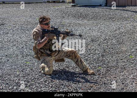 EIN US-AMERIKANISCHER Soldat der 3.. Staffel, 4.. Kavallerie-Regiment, 3.. Brigaden-Kampfteam, 25.. Infanterie-Division und indonesische Soldaten dienen als Gegenwehr und feuern auf dem Pohakuloa-Trainingsgelände, Hawaii, am 2. November 2022. Das Joint Pacific Multinational Readiness Center 23-01 ist ein realistisches Trainingsprogramm, das es uns ermöglicht, strategische Bewegungen zu üben und in einzigartigen Umgebungen und Bedingungen zu trainieren, in denen sie im Falle einer Krise oder eines Konflikts am wahrscheinlichsten eingesetzt werden. Stockfoto