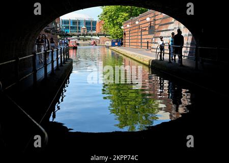 Blick vom Tunnel unter der Black Sabbath Bridge in Richtung Gas St Basin im Zentrum von Birminghams Kanalsystem Stockfoto