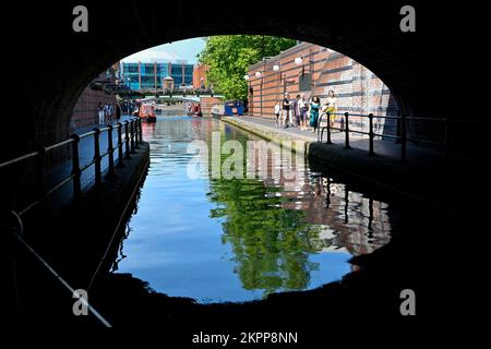 Blick vom Tunnel unter der Black Sabbath Bridge in Richtung Gas St Basin im Zentrum von Birminghams Kanalsystem Stockfoto