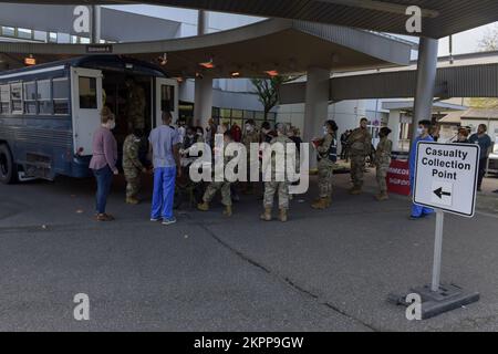 Die 86.. Luftevakuierungsschwadron zusammen mit den USA Soldaten der Armee, USA Air Force Airmen und Mitarbeiter, die dem Landstuhl Regional Medical Center und der Triage von Patienten am LRMC, Deutschland, zugewiesen wurden, 2. November 2022. Übungen wie diese sind wichtig, um die strategischen medizinischen Fähigkeiten des US-Militärs zu bewerten und Prozesse zu verbessern. Stockfoto