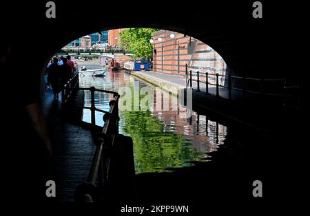 Blick vom Tunnel unter der Black Sabbath Bridge in Richtung Gas St Basin im Zentrum von Birminghams Kanalsystem Stockfoto