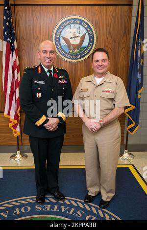 221102-N-TH560-0003 ARLINGTON, VA (2. November 2022) – Canadian Armed Forces Major, General Simon Bernard, Director General Military Personnel – Strategic, und USA Marinesoldaten Rick Cheeseman, Chef des Marinepersonals, posieren für ein Foto in der Marineunterstützungseinrichtung Arlington, 2. November 2022. Cheeseman war Gastgeber von Bernard, um über gemeinsame Erfahrungen und Praktiken im Bereich Personalmanagement und Unternehmenskultur zu sprechen. Stockfoto