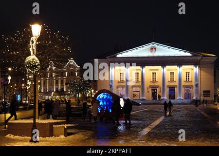 Vilnius, Litauen - 27. November 2022: Weihnachten in Vilnius. Der Rathausplatz, das litauische Vilniaus rotiert nachts Stockfoto