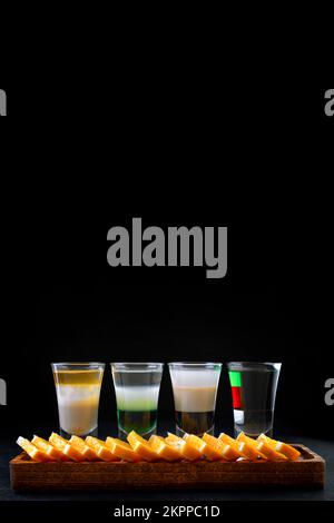 Klassische Cocktails auf einem Holzbrett. Banner Stockfoto