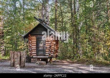 Jekaterinburg, Russland - 14. September 2022: Märchenhafte Holzhütte von Baba Yaga auf Hühnerbeinen im Wald im Naturpark Hirschbäche. Slawisch, russisch f Stockfoto