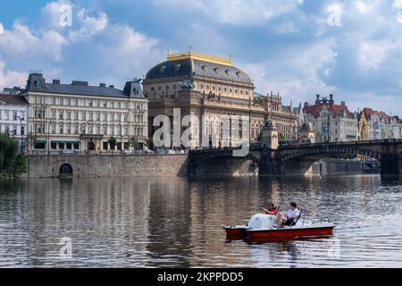Prag, Tschechische Republik - 5. September 2022: Nationaltheater am Ufer der Moldau Stockfoto