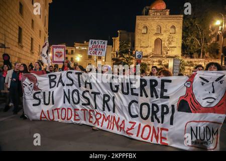 Palermo, Italien. 25.. November 2022. Anlässlich des Welttags gegen Gewalt gegen Frauen, Demonstration in Palermo. (Foto: Antonio Melita/Pacific Press/Sipa USA) Guthaben: SIPA USA/Alamy Live News Stockfoto