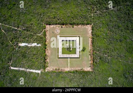 Blick auf die Arielle mit einem Gebäude im Dschungel von Yucatan. Plantel Matilde, Merida, Mexiko. Architekt: Javier Marín und Arcadio Marín, 2018. Stockfoto