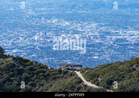 Blick auf Inspiration Point und Downtown Pasadena vom Mt Lowe Wanderweg im Angeles National Forest und San Gabriel Mountains in Los Ang Stockfoto
