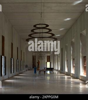 Haupthalle mit vorbeifahrender Figur. Plantel Matilde, Merida, Mexiko. Architekt: Javier Marín und Arcadio Marín, 2018. Stockfoto