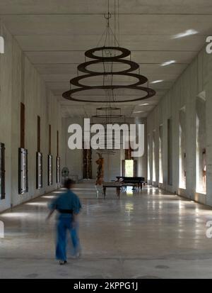 Haupthalle mit vorbeifahrender Figur. Plantel Matilde, Merida, Mexiko. Architekt: Javier Marín und Arcadio Marín, 2018. Stockfoto