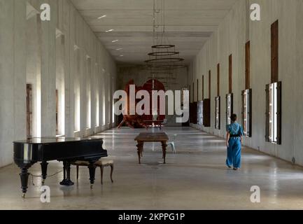 Haupthalle mit vorbeifahrender Figur. Plantel Matilde, Merida, Mexiko. Architekt: Javier Marín und Arcadio Marín, 2018. Stockfoto