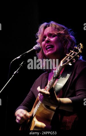 GRETCHEN PETERS, NASHVILLE LEGENDE, KONZERT, 2006: Der legendäre Nashville Sänger und Songwriter Gretchen Peters tritt live im The Point in Cardiff auf, 25. Juli 2006. Foto: ROB WATKINS. INFO: Gretchen Peters, geboren am 14. November 1957 in New York City, ist eine US-amerikanische Singer-Songwriterin, die für ihre fesselnde Mischung aus Country, Folk und Americana bekannt ist. Bekannt für ihre herzlichen Texte und Alben wie „Hello Cruel World“ und „Blackbirds“, hat sie kritische Anerkennung gefunden. Stockfoto