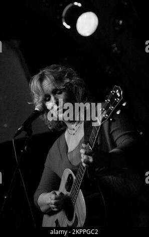 GRETCHEN PETERS, NASHVILLE LEGENDE, KONZERT, 2006: Der legendäre Nashville Sänger und Songwriter Gretchen Peters tritt live im The Point in Cardiff auf, 25. Juli 2006. Foto: ROB WATKINS. INFO: Gretchen Peters, geboren am 14. November 1957 in New York City, ist eine US-amerikanische Singer-Songwriterin, die für ihre fesselnde Mischung aus Country, Folk und Americana bekannt ist. Bekannt für ihre herzlichen Texte und Alben wie „Hello Cruel World“ und „Blackbirds“, hat sie kritische Anerkennung gefunden. Stockfoto