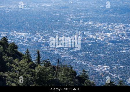 Blick auf das Stadtzentrum von Pasadena vom Mt Lowe Wanderweg im Angeles National Forest und San Gabriel Mountains im Los Angeles County, Classi Stockfoto