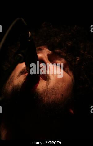 RICHARD SWIFT, CONCERT, YOUNG, 2007: Musiker und einflussreicher Produzent Richard Swift (1977–2018) spielt auf der Homefires Tour at the Point in Cardiff, 8. Juni 2007. Foto: ROB WATKINS. INFO: Richard Swift (1977–2018) war ein US-amerikanischer Singer-Songwriter, Produzent und Multiinstrumentalist. Bekannt für seine gefühlvolle Stimme und seinen eklektischen Sound, veröffentlichte er renommierte Alben wie The Novelist und produzierte für Künstler wie The Shins und The Black Keys, was ein dauerhaftes musikalisches Erbe hinterließ. Stockfoto