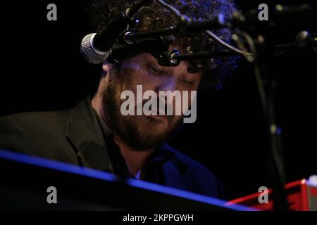 RICHARD SWIFT, CONCERT, YOUNG, 2007: Musiker und einflussreicher Produzent Richard Swift (1977–2018) spielt auf der Homefires Tour at the Point in Cardiff, 8. Juni 2007. Foto: ROB WATKINS. INFO: Richard Swift (1977–2018) war ein US-amerikanischer Singer-Songwriter, Produzent und Multiinstrumentalist. Bekannt für seine gefühlvolle Stimme und seinen eklektischen Sound, veröffentlichte er renommierte Alben wie The Novelist und produzierte für Künstler wie The Shins und The Black Keys, was ein dauerhaftes musikalisches Erbe hinterließ. Stockfoto