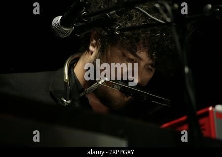 RICHARD SWIFT, CONCERT, YOUNG, 2007: Musiker und einflussreicher Produzent Richard Swift (1977–2018) spielt auf der Homefires Tour at the Point in Cardiff, 8. Juni 2007. Foto: ROB WATKINS. INFO: Richard Swift (1977–2018) war ein US-amerikanischer Singer-Songwriter, Produzent und Multiinstrumentalist. Bekannt für seine gefühlvolle Stimme und seinen eklektischen Sound, veröffentlichte er renommierte Alben wie The Novelist und produzierte für Künstler wie The Shins und The Black Keys, was ein dauerhaftes musikalisches Erbe hinterließ. Stockfoto