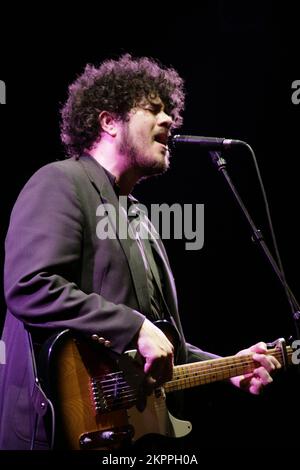 RICHARD SWIFT, CONCERT, YOUNG, 2007: Musiker und einflussreicher Produzent Richard Swift (1977–2018) spielt auf der Homefires Tour at the Point in Cardiff, 8. Juni 2007. Foto: ROB WATKINS. INFO: Richard Swift (1977–2018) war ein US-amerikanischer Singer-Songwriter, Produzent und Multiinstrumentalist. Bekannt für seine gefühlvolle Stimme und seinen eklektischen Sound, veröffentlichte er renommierte Alben wie The Novelist und produzierte für Künstler wie The Shins und The Black Keys, was ein dauerhaftes musikalisches Erbe hinterließ. Stockfoto