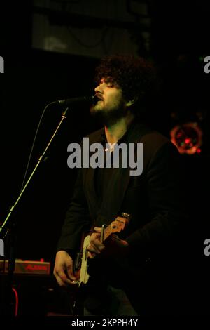 RICHARD SWIFT, CONCERT, YOUNG, 2007: Musiker und einflussreicher Produzent Richard Swift (1977–2018) spielt auf der Homefires Tour at the Point in Cardiff, 8. Juni 2007. Foto: ROB WATKINS. INFO: Richard Swift (1977–2018) war ein US-amerikanischer Singer-Songwriter, Produzent und Multiinstrumentalist. Bekannt für seine gefühlvolle Stimme und seinen eklektischen Sound, veröffentlichte er renommierte Alben wie The Novelist und produzierte für Künstler wie The Shins und The Black Keys, was ein dauerhaftes musikalisches Erbe hinterließ. Stockfoto