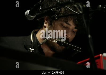 RICHARD SWIFT, CONCERT, YOUNG, 2007: Musiker und einflussreicher Produzent Richard Swift (1977–2018) spielt auf der Homefires Tour at the Point in Cardiff, 8. Juni 2007. Foto: ROB WATKINS. INFO: Richard Swift (1977–2018) war ein US-amerikanischer Singer-Songwriter, Produzent und Multiinstrumentalist. Bekannt für seine gefühlvolle Stimme und seinen eklektischen Sound, veröffentlichte er renommierte Alben wie The Novelist und produzierte für Künstler wie The Shins und The Black Keys, was ein dauerhaftes musikalisches Erbe hinterließ. Stockfoto