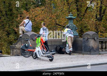 Prag, Tschechische Republik - 5. September 2022: Uber-Jump-E-Bikes und E-Roller Stockfoto