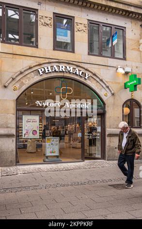 Kopenhagen, Dänemark - 23. Juli 2022: Frontfassade mit Schaufenster und Eingangstür von Nytorv Apotek, Apotheke, auf der Frederiksberggade, Fußgängerzone i. Stockfoto