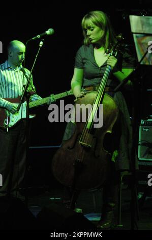 ISOBEL CAMPBELL, MERCURY PRIZE ERA CONCERT, 2006: Isobel Campbell (ex-Belle und Sebastian), die gerade für den Mercury Music Prize für ihr Album nominiert wurde, mit Mark Lanegan 'Ballad of the Broken Seas', die am 22. Februar 2006 das Cello live am Point in Cardiff spielte. Foto: ROB WATKINS. INFO: Isobel Campbell ist eine schottische Singer-Songwriterin und Cellistin, die für ihre Arbeit mit Belle und Sebastian sowie für ihre Zusammenarbeit mit Mark Lanegan bekannt ist. Ihre Solokarriere, geprägt von Alben wie Amorino, zeigt ihre ätherische Stimme und Mischung aus Folk-, Pop- und Indie-Einflüssen. Stockfoto