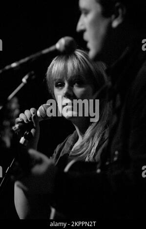 ISOBEL CAMPBELL, MERCURY PRIZE ERA CONCERT, 2006: Isobel Campbell (ex-Belle und Sebastian), die gerade für den Mercury Music Prize für ihr Album nominiert wurde, mit Mark Lanegan 'Ballad of the Broken Seas', die am 22. Februar 2006 live am Point in Cardiff spielte. Foto: ROB WATKINS. INFO: Isobel Campbell ist eine schottische Singer-Songwriterin und Cellistin, die für ihre Arbeit mit Belle und Sebastian sowie für ihre Zusammenarbeit mit Mark Lanegan bekannt ist. Ihre Solokarriere, geprägt von Alben wie Amorino, zeigt ihre ätherische Stimme und Mischung aus Folk-, Pop- und Indie-Einflüssen. Stockfoto