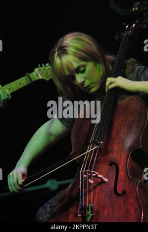 ISOBEL CAMPBELL, MERCURY PRIZE ERA CONCERT, 2006: Isobel Campbell (ex-Belle und Sebastian), die gerade für den Mercury Music Prize für ihr Album nominiert wurde, mit Mark Lanegan 'Ballad of the Broken Seas', die am 22. Februar 2006 das Cello live am Point in Cardiff spielte. Foto: ROB WATKINS. INFO: Isobel Campbell ist eine schottische Singer-Songwriterin und Cellistin, die für ihre Arbeit mit Belle und Sebastian sowie für ihre Zusammenarbeit mit Mark Lanegan bekannt ist. Ihre Solokarriere, geprägt von Alben wie Amorino, zeigt ihre ätherische Stimme und Mischung aus Folk-, Pop- und Indie-Einflüssen. Stockfoto