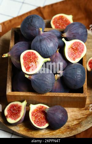 Frische, saftige Feigen in einer Holzschachtel. Stockfoto