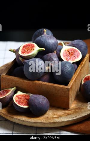 Frische, saftige Feigen in einer Holzschachtel. Stockfoto