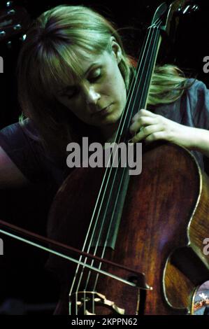 ISOBEL CAMPBELL, MERCURY PRIZE ERA CONCERT, 2006: Isobel Campbell (ex-Belle und Sebastian), die gerade für den Mercury Music Prize für ihr Album nominiert wurde, mit Mark Lanegan 'Ballad of the Broken Seas', die am 22. Februar 2006 das Cello live am Point in Cardiff spielte. Foto: ROB WATKINS. INFO: Isobel Campbell ist eine schottische Singer-Songwriterin und Cellistin, die für ihre Arbeit mit Belle und Sebastian sowie für ihre Zusammenarbeit mit Mark Lanegan bekannt ist. Ihre Solokarriere, geprägt von Alben wie Amorino, zeigt ihre ätherische Stimme und Mischung aus Folk-, Pop- und Indie-Einflüssen. Stockfoto