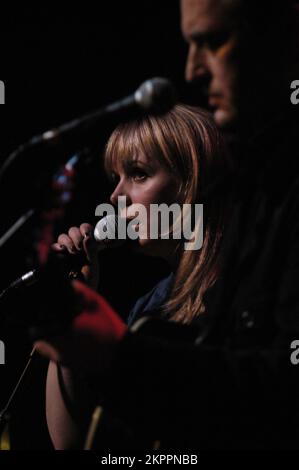 ISOBEL CAMPBELL, MERCURY PRIZE ERA CONCERT, 2006: Isobel Campbell (ex-Belle und Sebastian), die gerade für den Mercury Music Prize für ihr Album nominiert wurde, mit Mark Lanegan 'Ballad of the Broken Seas', die am 22. Februar 2006 live am Point in Cardiff spielte. Foto: ROB WATKINS. INFO: Isobel Campbell ist eine schottische Singer-Songwriterin und Cellistin, die für ihre Arbeit mit Belle und Sebastian sowie für ihre Zusammenarbeit mit Mark Lanegan bekannt ist. Ihre Solokarriere, geprägt von Alben wie Amorino, zeigt ihre ätherische Stimme und Mischung aus Folk-, Pop- und Indie-Einflüssen. Stockfoto