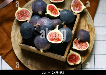 Frische, saftige Feigen in einer Holzschachtel. Stockfoto