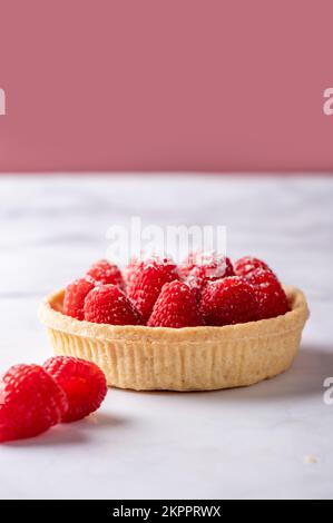 Torte mit frischen Himbeeren Stockfoto