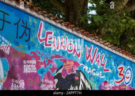 Prag, Tschechische Republik - 4. September 2022: Details der Zeichnungen auf der Lennon-Mauer Stockfoto