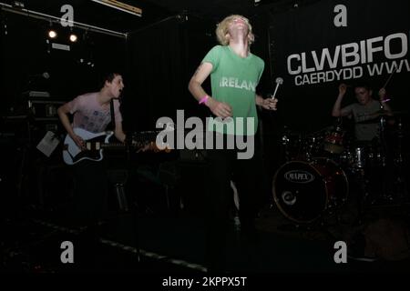 LOVVERS, PUNKBAND, 2007: Shaun Hencher Sängerin mit DEM LOVVERS-Stück im Clwb IFOR Bach (The Welsh Club) in Cardiff am 17. Februar 2008. Foto: ROB WATKINS. INFO: Lovvers war eine britische Punkrock-Band, die 2006 gegründet wurde und für ihren rauen, energiegeladenen Sound und ihre DIY-Ethik bekannt ist. Ihre intensiven Live-Auftritte und Alben wie „OCD Go Go Go Go Girls“ sorgten für einen engagierten Underground, bevor sie sich 2010 auflösten. Stockfoto