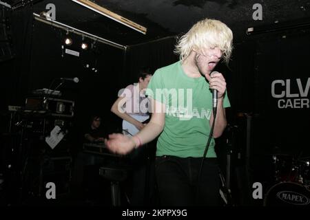 LOVVERS, PUNKBAND, 2007: Shaun Hencher Sängerin mit DEM LOVVERS-Stück im Clwb IFOR Bach (The Welsh Club) in Cardiff am 17. Februar 2008. Foto: ROB WATKINS. INFO: Lovvers war eine britische Punkrock-Band, die 2006 gegründet wurde und für ihren rauen, energiegeladenen Sound und ihre DIY-Ethik bekannt ist. Ihre intensiven Live-Auftritte und Alben wie „OCD Go Go Go Go Girls“ sorgten für einen engagierten Underground, bevor sie sich 2010 auflösten. Stockfoto