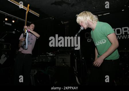 LOVVERS, PUNKBAND, 2007: Shaun Hencher Sängerin mit DEM LOVVERS-Stück im Clwb IFOR Bach (The Welsh Club) in Cardiff am 17. Februar 2008. Foto: ROB WATKINS. INFO: Lovvers war eine britische Punkrock-Band, die 2006 gegründet wurde und für ihren rauen, energiegeladenen Sound und ihre DIY-Ethik bekannt ist. Ihre intensiven Live-Auftritte und Alben wie „OCD Go Go Go Go Girls“ sorgten für einen engagierten Underground, bevor sie sich 2010 auflösten. Stockfoto