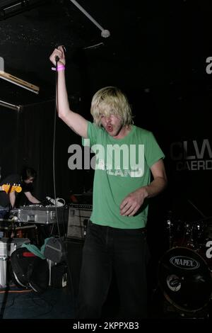 LOVVERS, PUNKBAND, 2007: Shaun Hencher Sängerin mit DEM LOVVERS-Stück im Clwb IFOR Bach (The Welsh Club) in Cardiff am 17. Februar 2008. Foto: ROB WATKINS. INFO: Lovvers war eine britische Punkrock-Band, die 2006 gegründet wurde und für ihren rauen, energiegeladenen Sound und ihre DIY-Ethik bekannt ist. Ihre intensiven Live-Auftritte und Alben wie „OCD Go Go Go Go Girls“ sorgten für einen engagierten Underground, bevor sie sich 2010 auflösten. Stockfoto